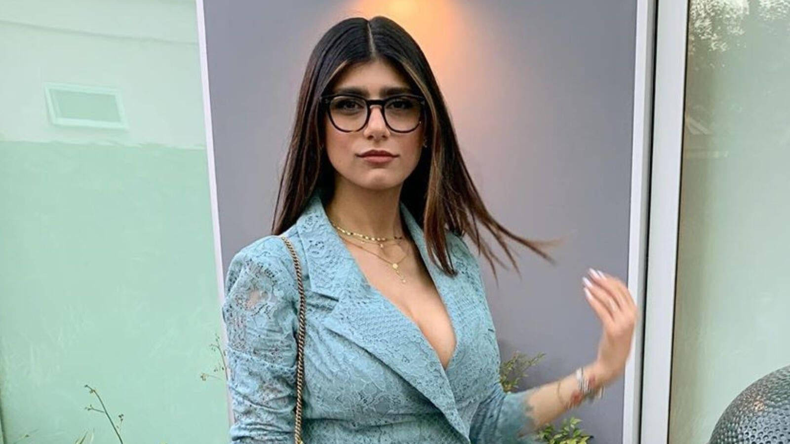 amber scull add mia khalifa full photo