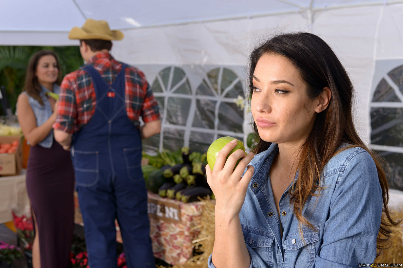 benjo lopez add eva lovia farmers market photo