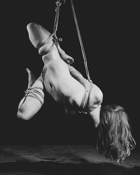 anna ave add naked female bondage image