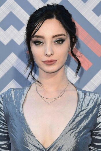 anita williamson add emma dumont leaked photo