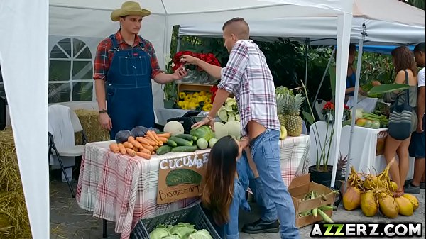 chuck strauss add eva lovia farmers market photo